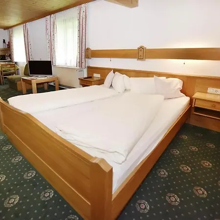Berghof Gundalatsch Oda ve Kahvaltı 3*